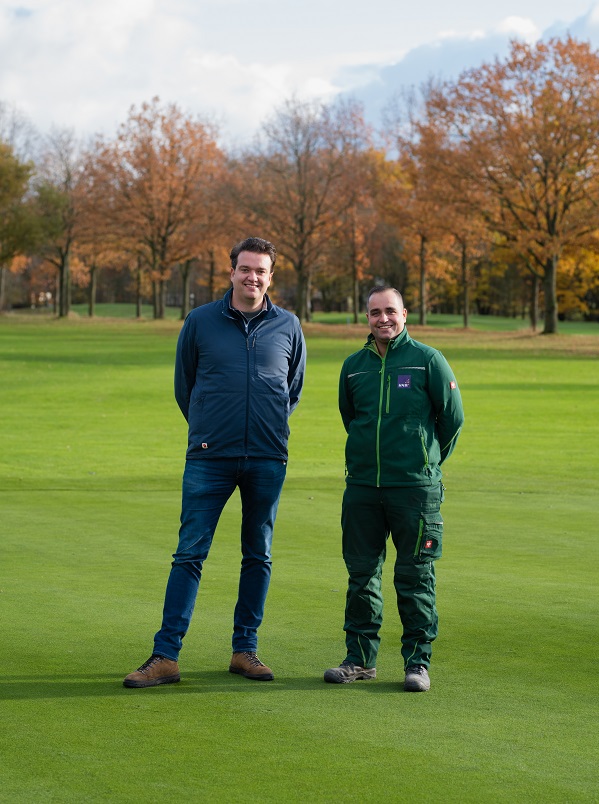 Greenkeeper Paul Mannaert en Rob Hoekstra van GreenMix